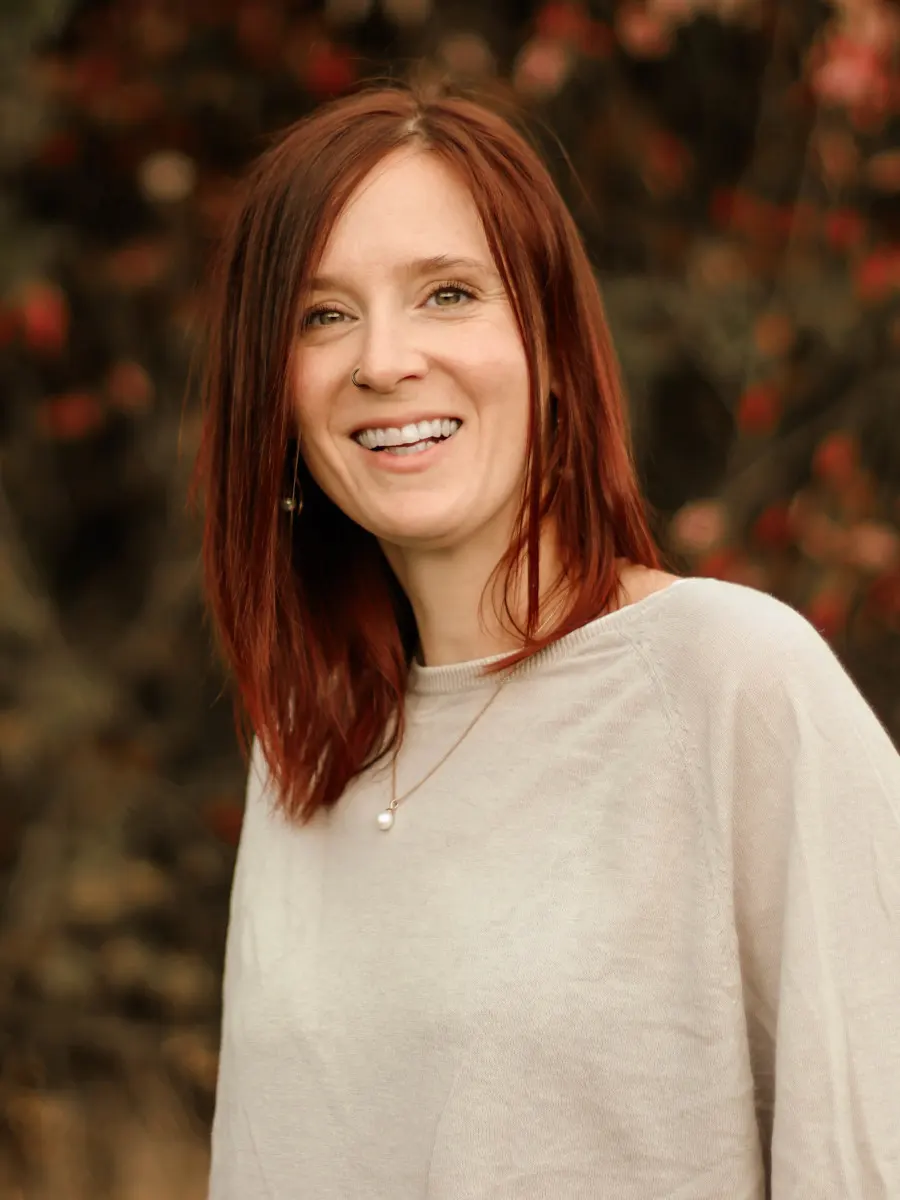 Herzlich willkommen in meinem Beratungsraum in Marienberg Sarah Krauß sitzt lächelnd und zugewandt in einem bequemen Sessel in ihrem hellen Praxisraum für psychologische Beratung in Marienberg.